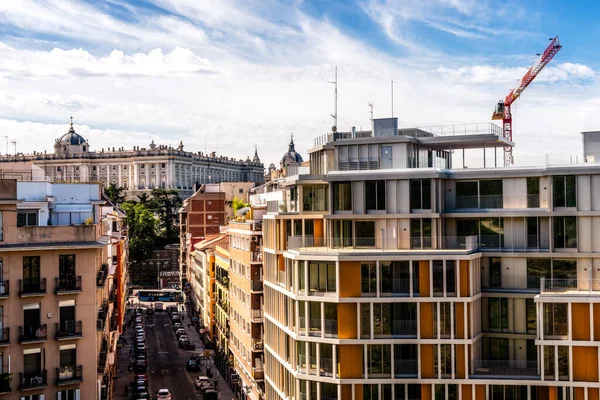 Luxury new apartment building in central Madrid — Stock Photo, Image