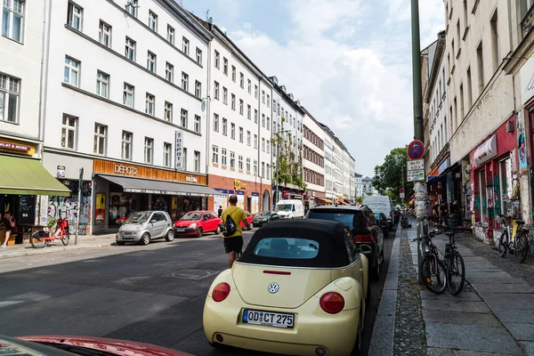 Street scene in Kreuzberg quarter in Berlin — Stock Photo, Image