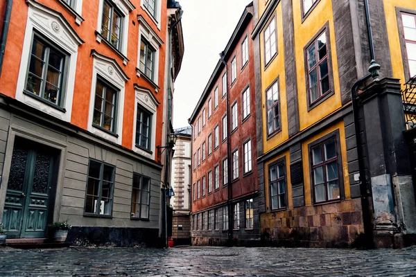 Rua Cobblestoned e casas coloridas em Gamla Stan em Estocolmo — Fotografia de Stock