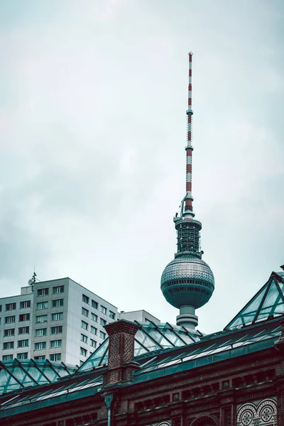 曇り空に対するテレビ塔とベルリンの街の風景 — ストック写真