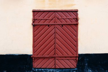 Tahtadan yapılmış eski ahşap kapı.