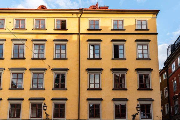 Casas antiguas tradicionales en Gamla Stan barrio de Estocolmo — Foto de Stock