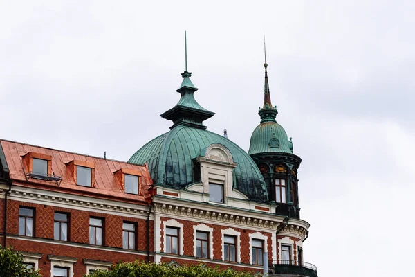 Koppartak i gammalt lyxigt bostadshus i Stockholm — Stockfoto