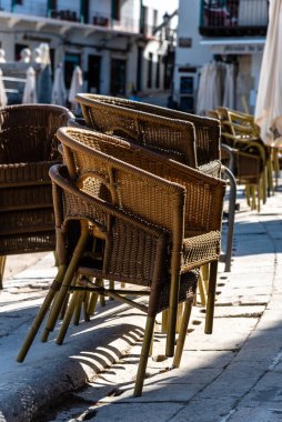 Bir barın terasına istiflenmiş hasır sandalyeler