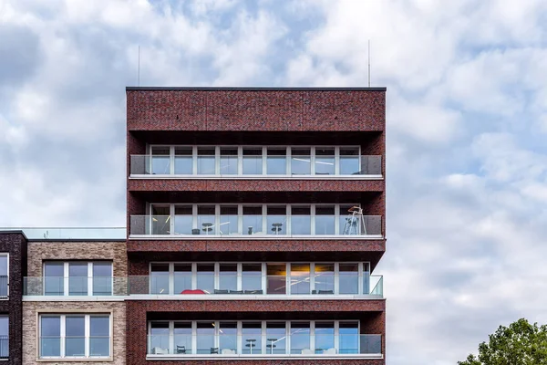 Vista esterna di un edificio per uffici contemporaneo ad Amburgo. Sede della società di marketing Thjnk — Foto Stock