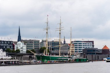 Hamburg Limanı. İskeleye demirlemiş uzun bir gemi.
