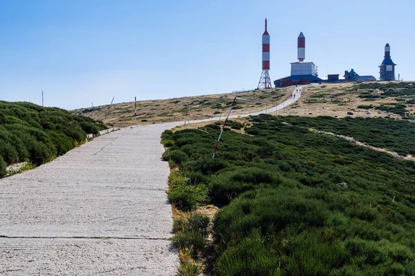 Route vers les antennes de transmission de radio et de télévision à Guarramillas — Photo