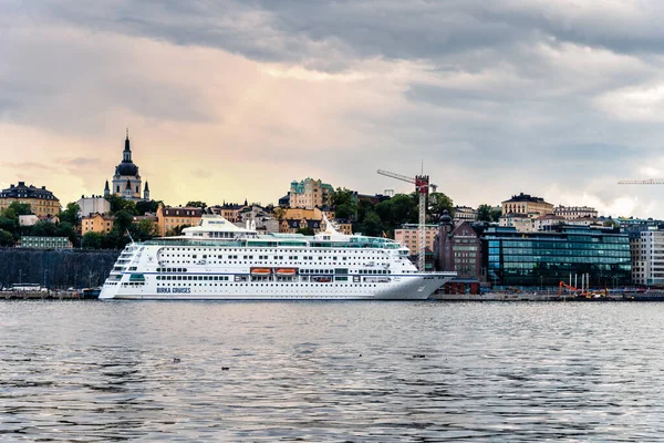Stockholm 'deki rıhtıma demirlemiş turist yolcu gemisi.