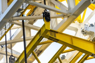 Metal profiller arasında eklemleri olan çelik yapısal detaylar