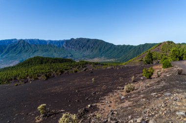 Llano del Jable Astronomik Bakış Alanı 'ndan Caldera de Taburiente Ulusal Parkı. San Juan ve Cabeza de Vaca yanardağı.