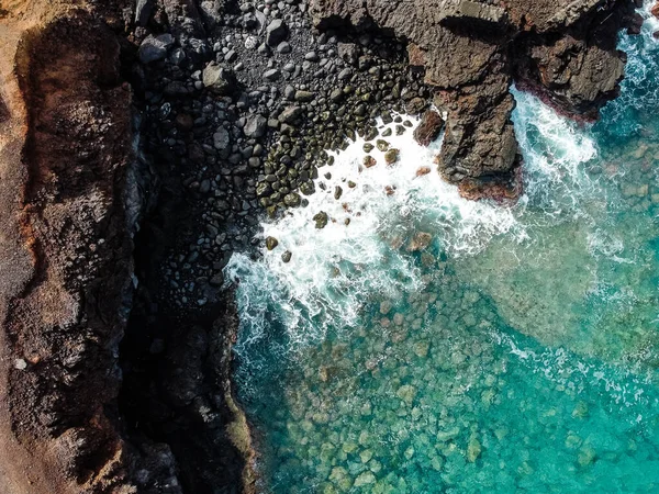 Вид з повітря на скелі і морські хвилі в вулканічному лавовому пейзажі — стокове фото