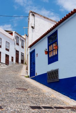 Santa Cruz de La Palma 'nın La Canela semtinde sömürgeci mimarisi olan resimli eğimli sokaklar