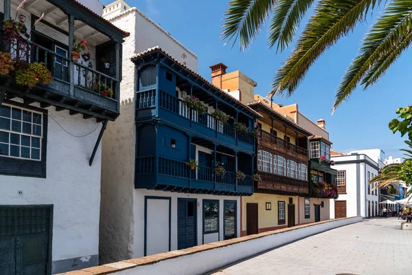 Coloridos balcones con flores en Santa Cruz de La Palma — Foto de Stock