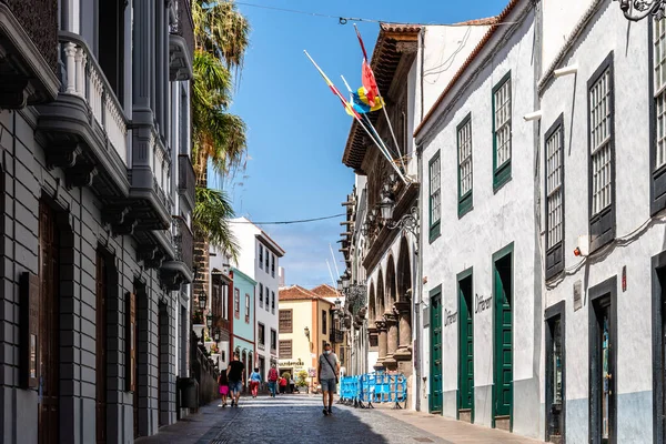 Strada dello shopping con negozi e ristoranti nel centro storico di Santa Cruz de La Palma — Foto Stock