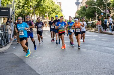 Madrid maratonu boyunca tüm çabalarıyla koşan bir grup koşucu