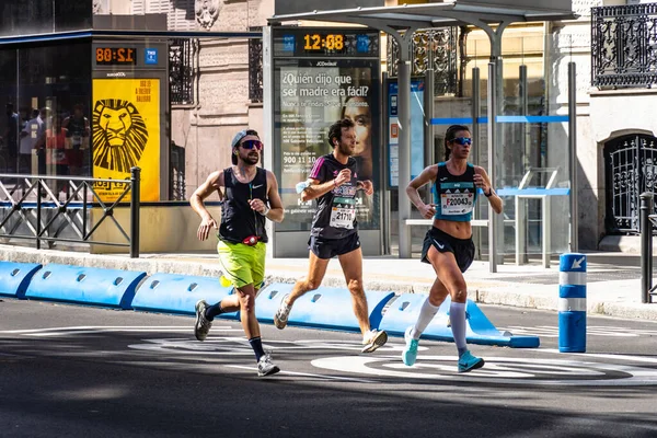 Grupo de corredores em pleno esforço durante a maratona de Madrid — Fotografia de Stock