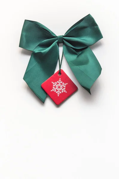 Cinta de Navidad verde y estrella roja sobre fondo blanco — Foto de Stock