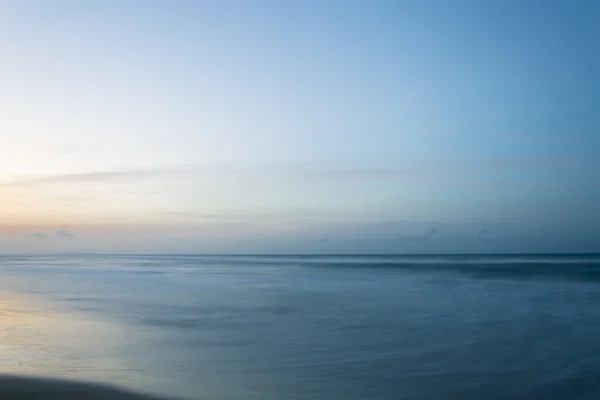 地中海のビーチで夏の夕日 — ストック写真
