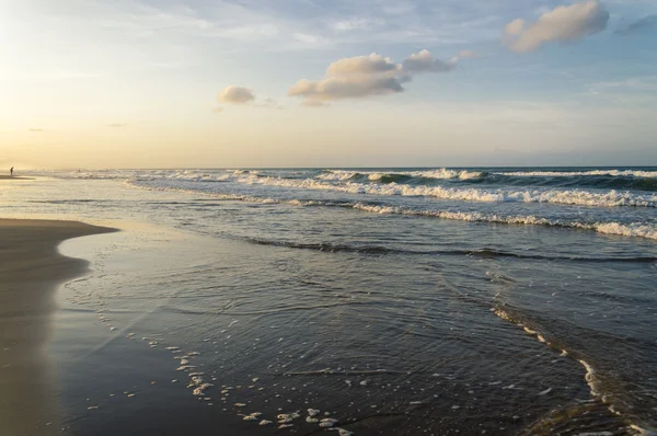 Tramonto estivo su una spiaggia mediterranea — Foto Stock