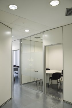 Modern ofis binası iç görünüm.