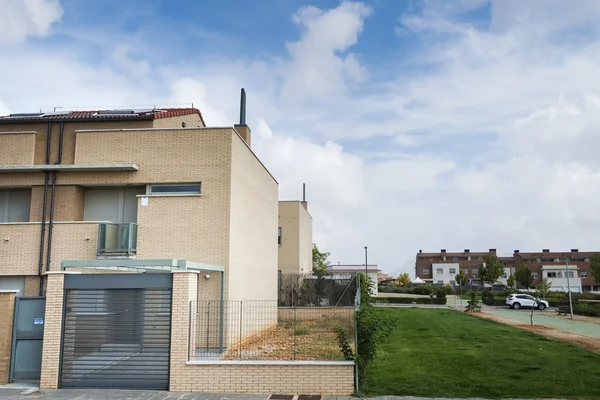 Vista exterior de una casa de ladrillo de arquitectura moderna — Foto de Stock