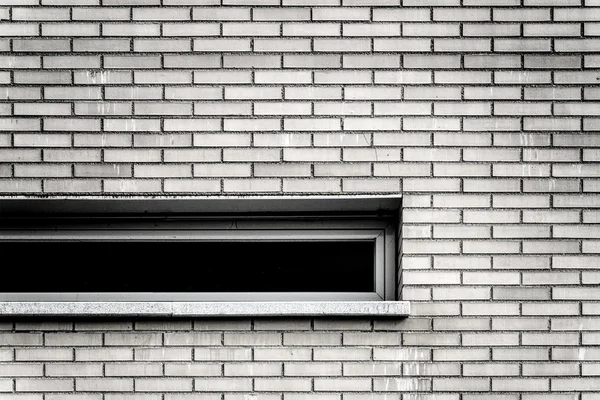 Detalhe de uma janela em uma parede de tijolo — Fotografia de Stock
