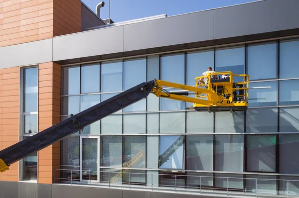 Temizlik ve onarım perde duvarın dışında çalışan bir patlama vinç kamyona monte