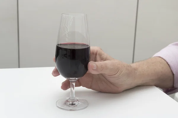 Old woman hand holding a glass of wine — Stock Photo, Image