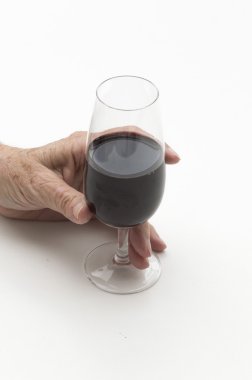 Bir bardak şarap tutan yaşlı kadın el