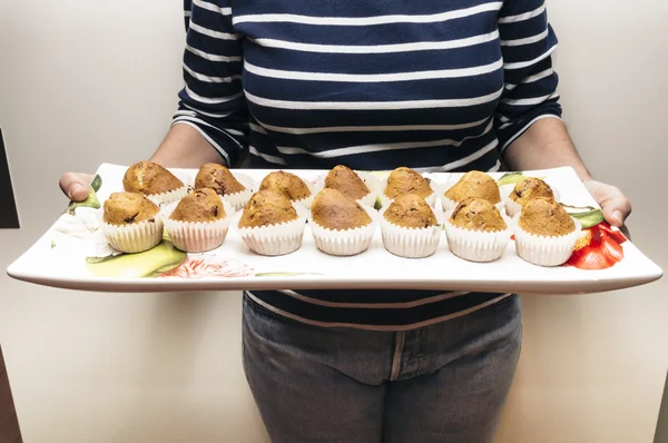 Donna con muffin fatti in casa — Foto Stock