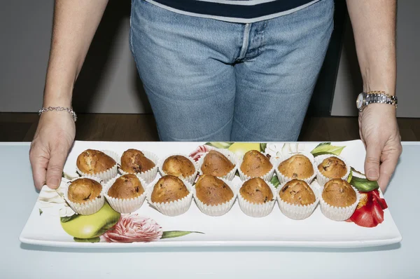 Kvinna med homen gjorde muffins — Stockfoto