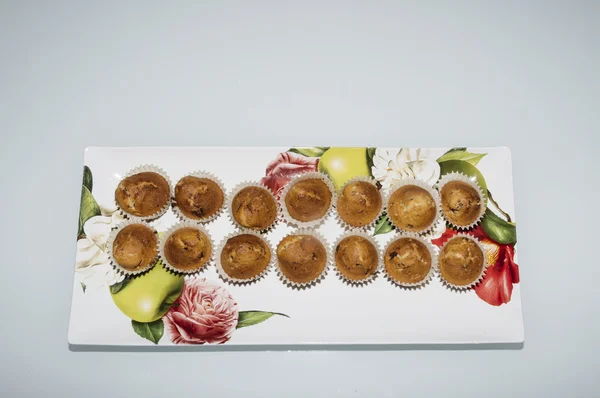 Hem gjorde muffins isolerad på en tabell — Stockfoto