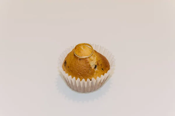 Muffin crowned by a wedding band representing the marriage — Stock Photo, Image