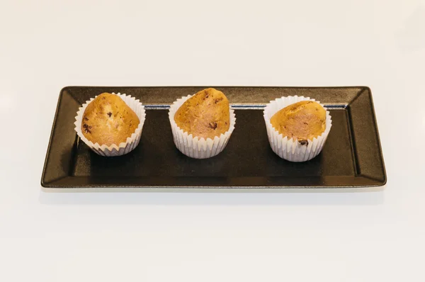 Hem gjorde muffins isolerad på en tabell — Stockfoto