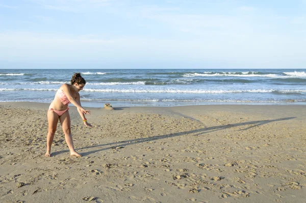 Ragazza che fa la ruota sulla spiaggia — Foto Stock