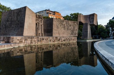 Madrid, İspanya - 3 Ekim 2025: Madrid Plaza de Colon, Madrid 'deki sakin sulara yansıyan Kolomb anıtları ve fıskiyeleri