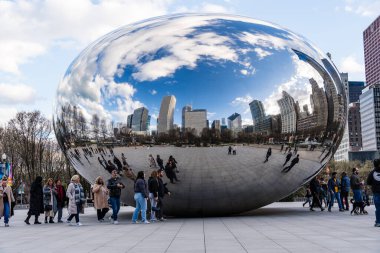 Chicago, ABD - 16 Nisan 2025: Bulut Kapısı heykeli Milenyum Parkı 'ndaki binaları ve insanları yansıtıyor