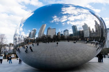 Chicago, ABD - 16 Nisan 2025: Bulut Kapısı heykeli Milenyum Parkı 'ndaki binaları ve insanları yansıtıyor