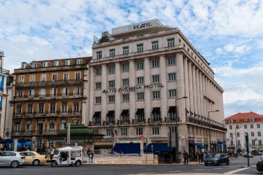 Lizbon, Portekiz - 29 Ekim 2022: Lizbon, Portekiz 'de önde gelen bir bina olan Altis Avenida Oteli, parçalı bulutlu bir gökyüzünün altında duruyor ve mimarisini gözler önüne seriyor..