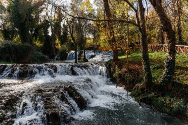 Manastır de Piedra 'nın güzel şelaleleri Zaragoza, İspanya' da popüler bir turizm merkezidir.