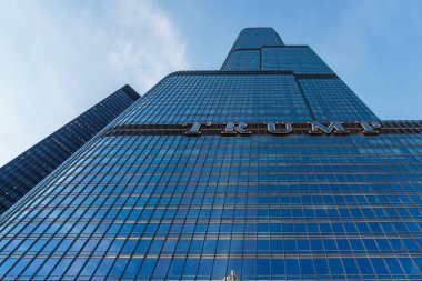 Chicago, ABD - 13 Nisan 2025: Şikago 'daki Trump Uluslararası Otel ve Kulesi modern gökdelen mimarisini gösteriyor