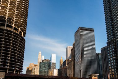Chicago, ABD - 13 Nisan 2025: Yüksek binalar ve ikonik mimari Chicago 'da açık mavi bir gökyüzünün altında dimdik duruyor