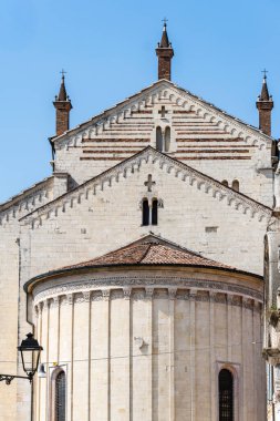 Duomo di Verona olarak da bilinen Verona Katedrali 'nde mimari detaylar ve çarpıcı bir saat sergilenmektedir..