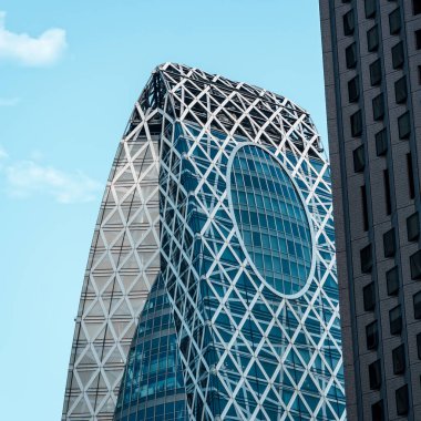 Tokyo, Japonya - 4 Ağustos 2024: Tokyo 'nun çarpıcı bir simgesi olan Mode Gakuen Koza Kulesi, genişleyen kentsel manzaranın ortasında duruyor.