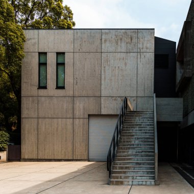 Tokyo, Japonya - 6 Ağustos 2024: Tokyo 'daki Ulusal Batı Sanatları Müzesi' nin dış görünüşü, Le Corbusier tarafından tasarlandı..