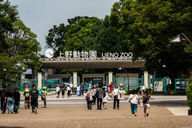 Tokyo, Japonya - 6 Ağustos 2024: Tokyo, Japonya 'daki Ueno Hayvanat Bahçesi girişi güneşli bir günde ziyaretçilerle dolup taşıyor..