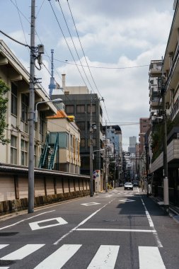 Tokyo, Japonya - 6 Ağustos 2024: Asakusa Mahallesi 'nde sakin bir sokak sahnesi, geleneksel binalar ve kentsel sükunet hissi.