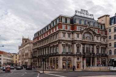 Lizbon, Portekiz - 29 Ekim 2022: Tarihi Avenida Sarayı Lizbon, Portekiz 'de zarif mimarisi ve birinci konumu ile gururla ayakta duruyor..