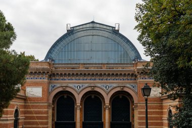 Madrid 'in Retiro Park' ında tarihi bir sergi salonu olan Palacio de Velazquez, karmaşık mimarisini sergiliyor.