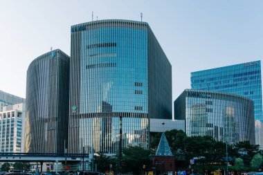 Tokyo, Japonya - 3 Ağustos 2024: Tokyo 'nun Ginza bölgesindeki modern mimari, berrak bir gökdelene karşı parlak gökdelenler.